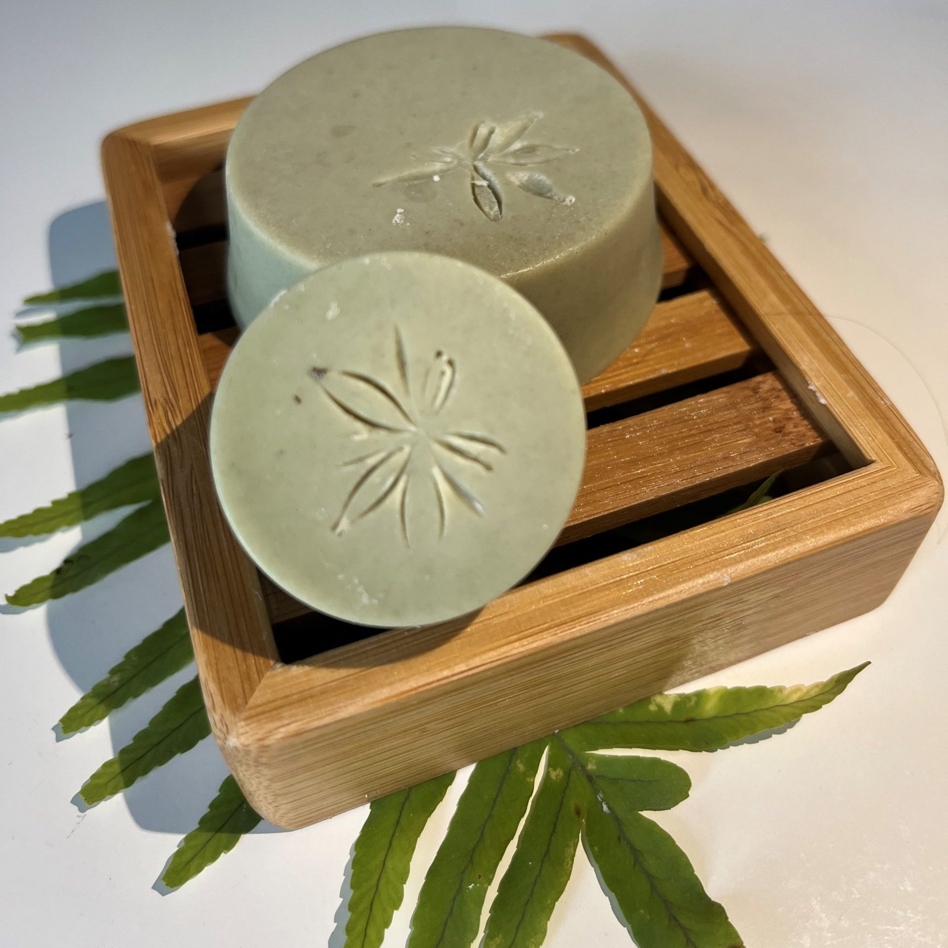 Green clay soap with mint, eucalipto, lemon and cedar tree